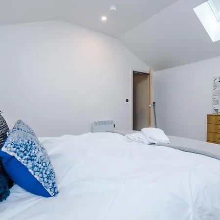 2 Bedroom Duplex In Bradford Apartment *